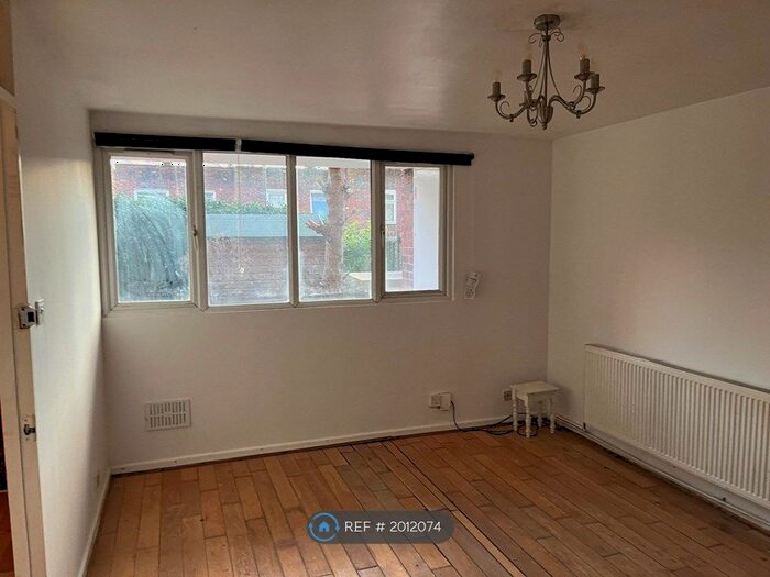 1 Bedroom Flat To Rent In Greatham Walk, London, SW15