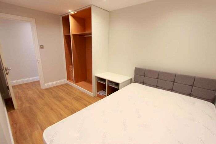 2 Bedroom Flat To Rent In Stoke Newington High Street, London, N16