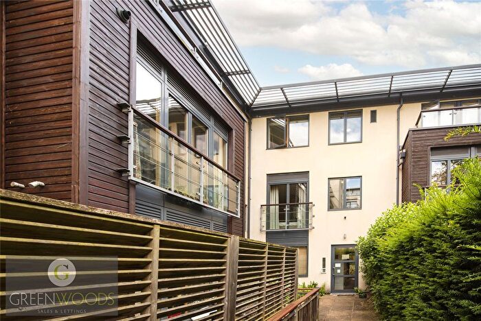 2 Bedroom Flat For Sale In Houghton Square, London, SW9