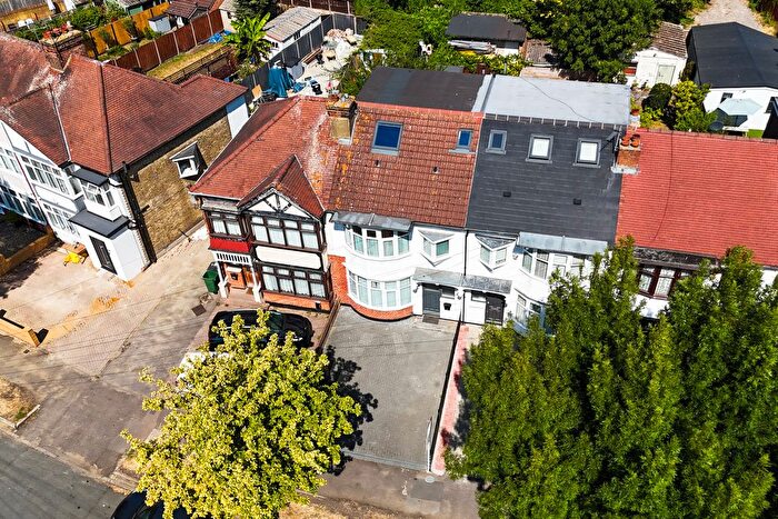 4 Bedroom End Of Terrace House To Rent In Marmion Avenue, London, E4