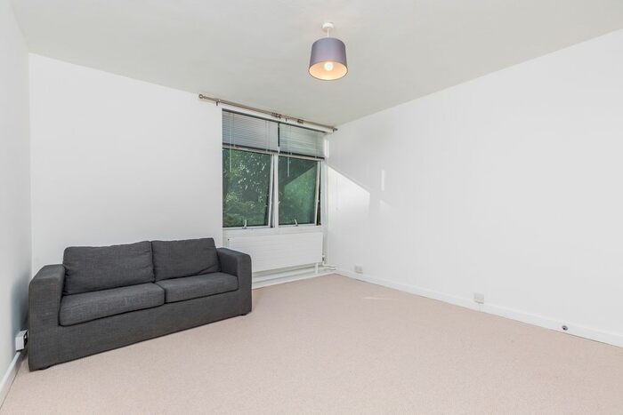 Studio To Rent In Churchill Gardens, Pimlico, SW1V
