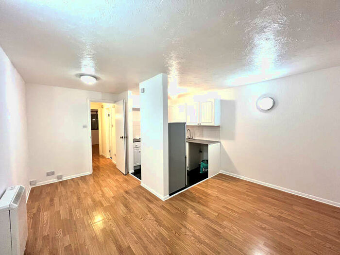 1 Bedroom Flat To Rent In Maltby Drive, Enfield, EN1