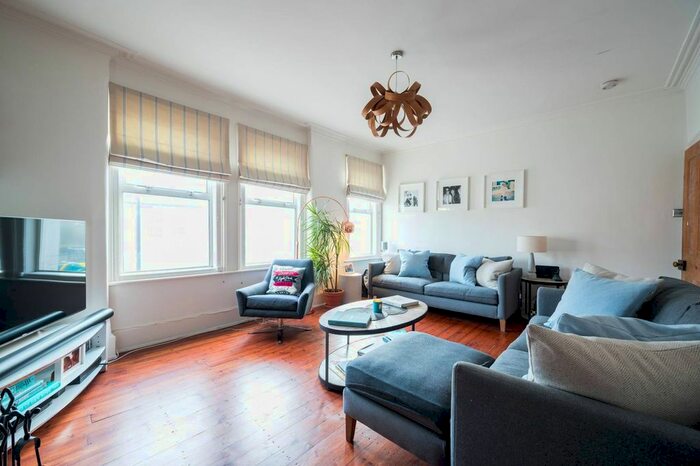 3 Bedroom Flat To Rent In Kingswood Road, Clapham Park, London, SW2