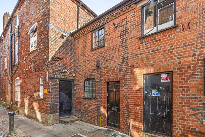 5 Bedroom Apartment For Sale In Bull Lane, High Wycombe (potential Hmo), HP11