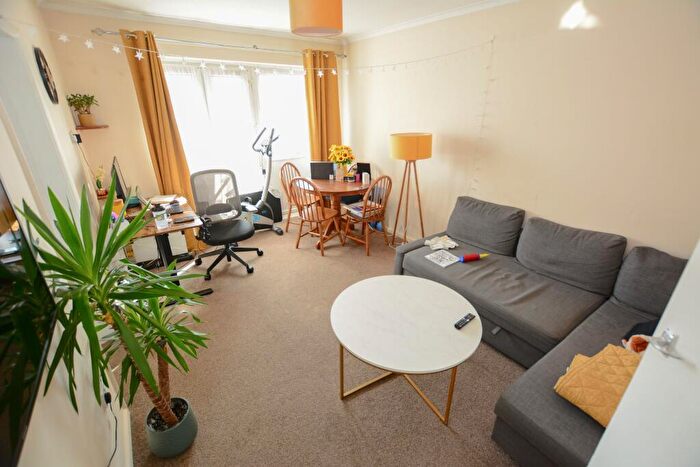 1 Bedroom Apartment For Sale In York Road, Littlehampton, BN17