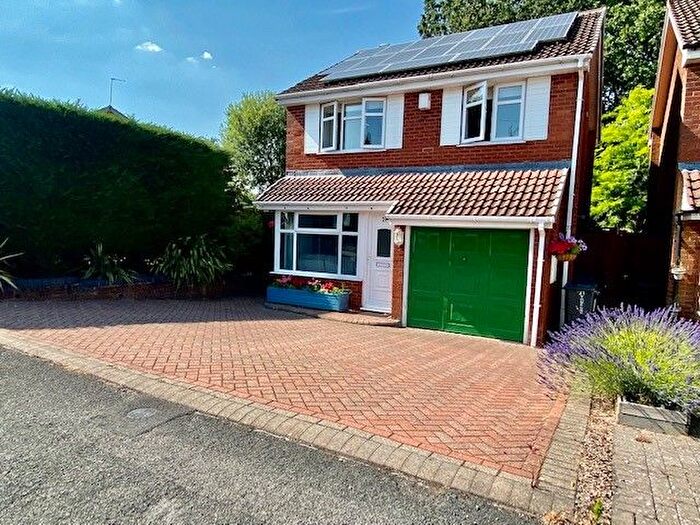 3 Bedroom Detached House For Sale In Thurloe Crescent, Birmingham, B45