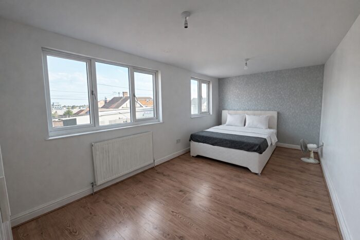 1 Bedroom Flat To Rent In Craven Avenue, SS8