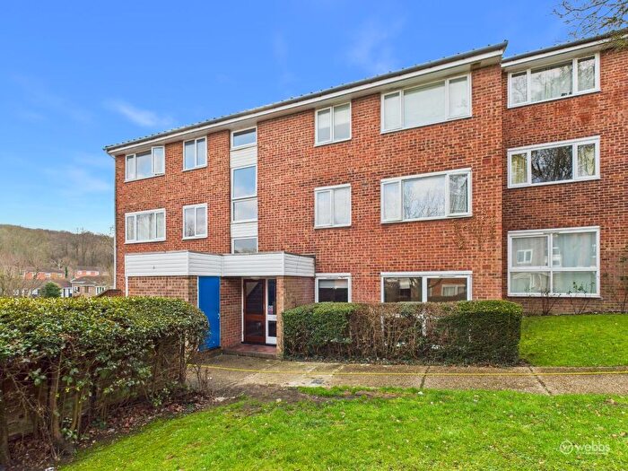 2 Bedroom Flat To Rent In Hartscroft, Linton Glade, Croydon, CR0
