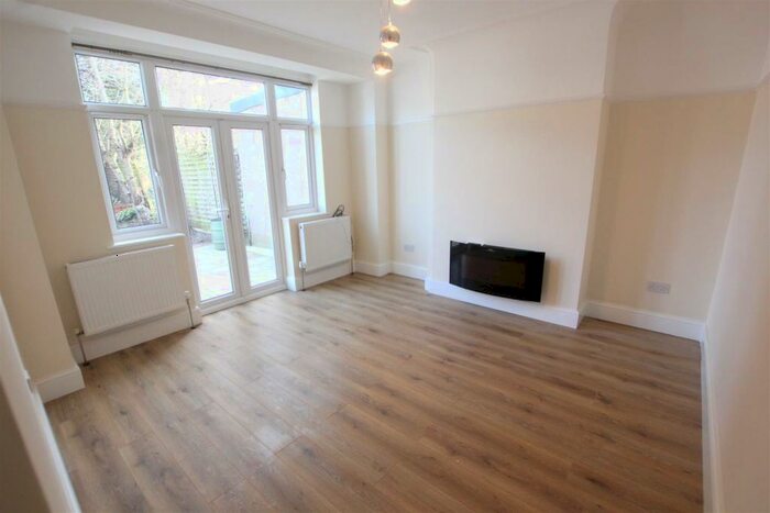 4 Bedroom Flat To Rent In Windermere Gardens, Ilford, IG4