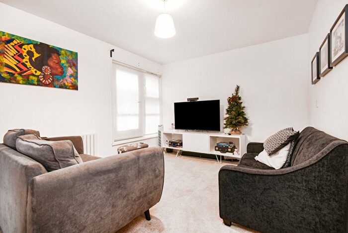 1 Bedroom Flat To Rent In Heath Road, Battersea, London, SW8