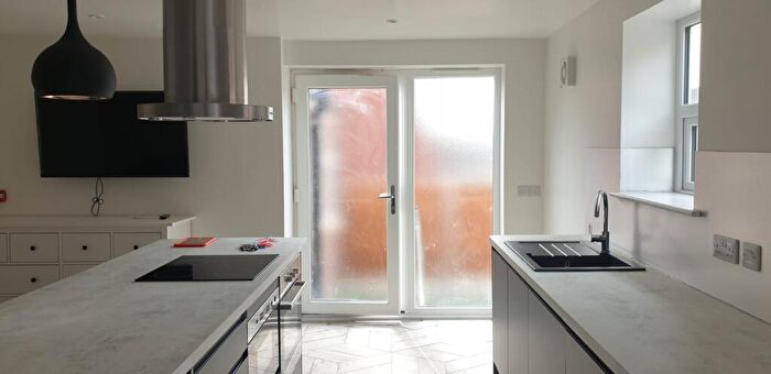 1 Bedroom Flat To Rent In Stunning Bed Flat// Aug, LN2