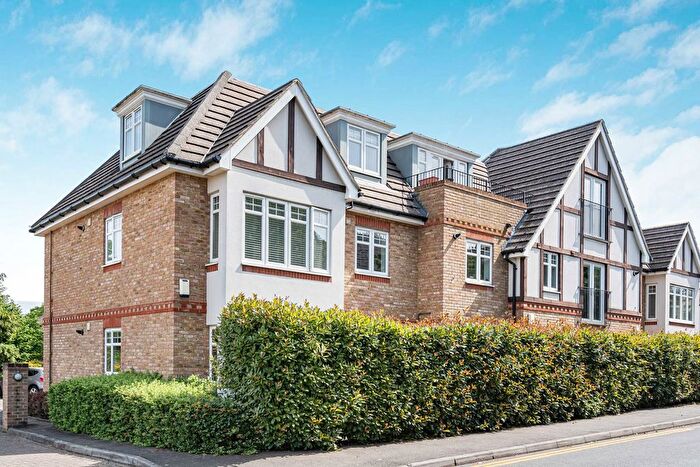 2 Bedroom Flat For Sale In College Road, Woking, Surrey, GU22