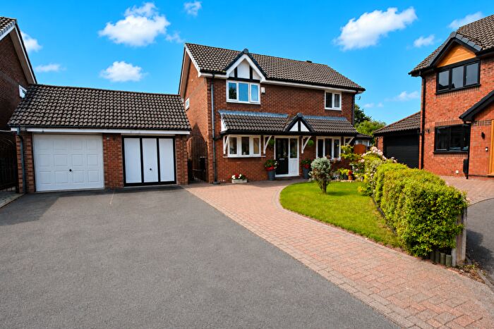 3 Bedroom Detached House For Sale In Robins Close, Littlemoss, M43