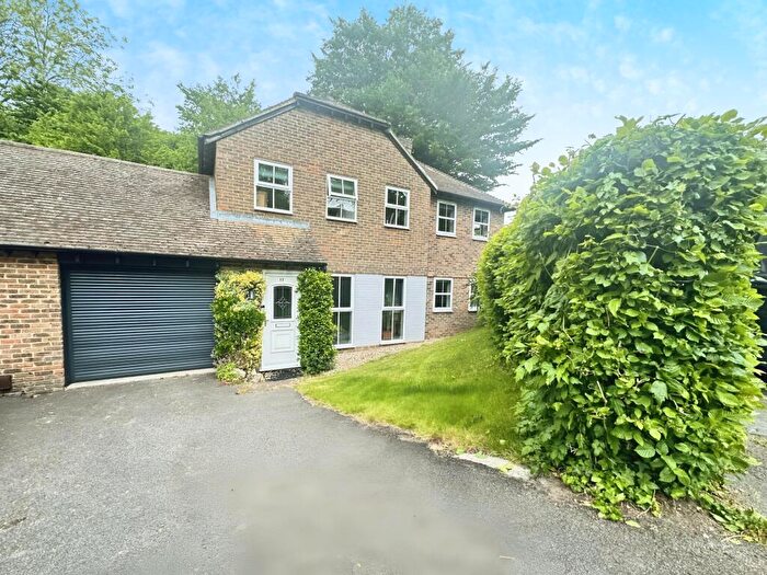 5 Bedroom Link Detached House For Sale In Sadlers Close, Chatham, ME5