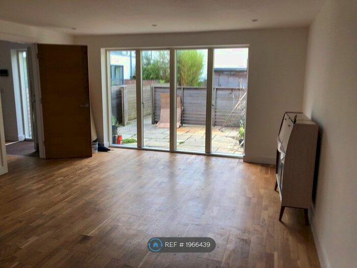 3 Bedroom Semi-Detached House To Rent In Private Off Street Mews, Brighton, BN1
