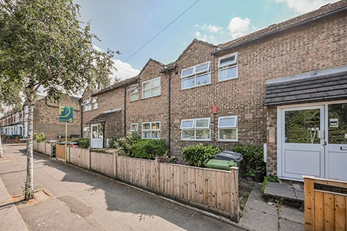 2 Bedroom Flat For Sale In Ringwood Road, Walthamstow, London, E17