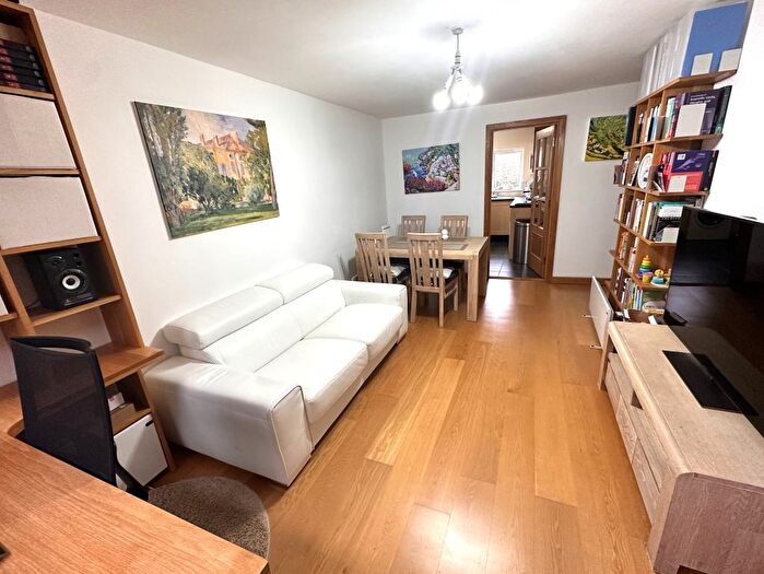 1 Bedroom Flat For Sale In Fairview Avenue, Woking, GU22