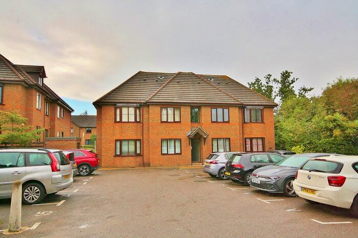 2 Bedroom Flat To Rent In Anchor Hill, Knaphill, Woking, GU21