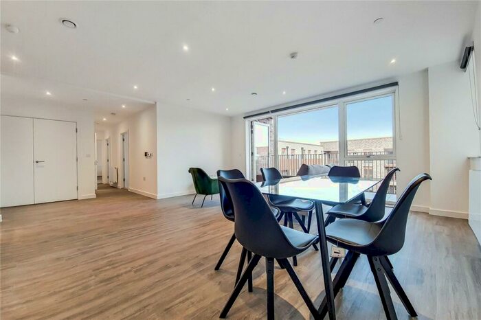 3 Bedroom Apartment To Rent In Fresh Wharf Road, Barking, Essex, IG11