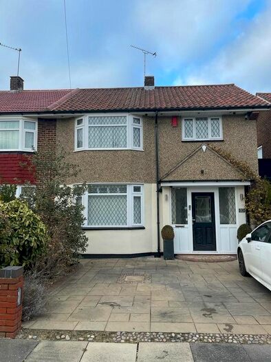 3 Bedroom Semi-Detached House To Rent In Northdown Gardens, Ilford, IG2
