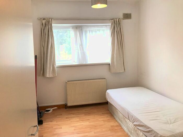 Studio To Rent In Dene Avenue, Hounslow, TW3