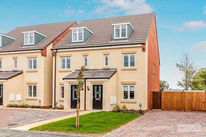 3 Bedroom Semi-Detached House To Rent In Wheatfields, Chatteris, PE16