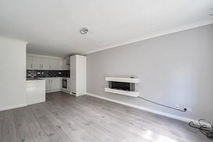 1 Bedroom Flat For Sale In Emerson Court, Crowthorne, Berkshire, RG45