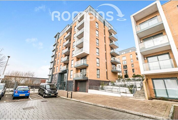 2 Bedroom Flat To Rent In Skylark House, Drake Way, Reading, RG2