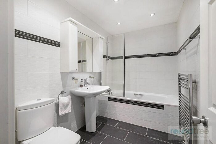 4 Bedroom Apartment For Sale In Spencer Close, Finchley, N3