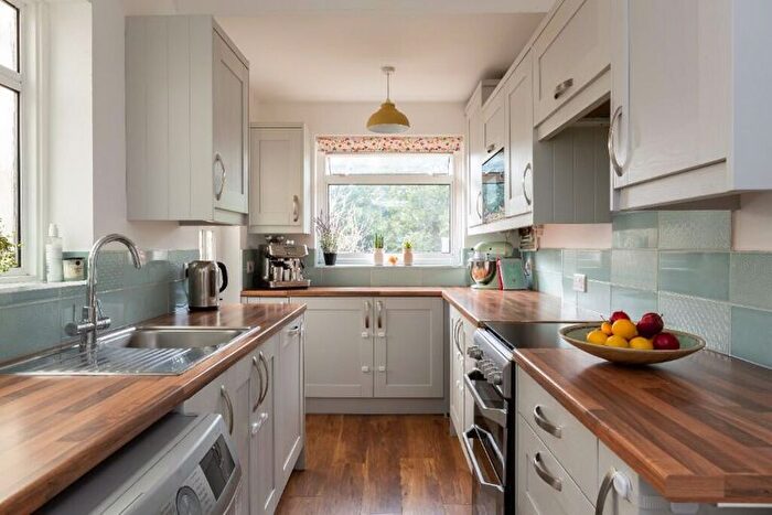 3 Bedroom Semi Detached House For Sale In Ridge Crest, Enfield, EN2