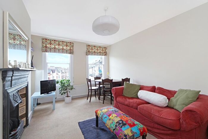3 Bedroom Flat To Rent In Kenwyn Road, London, SW4