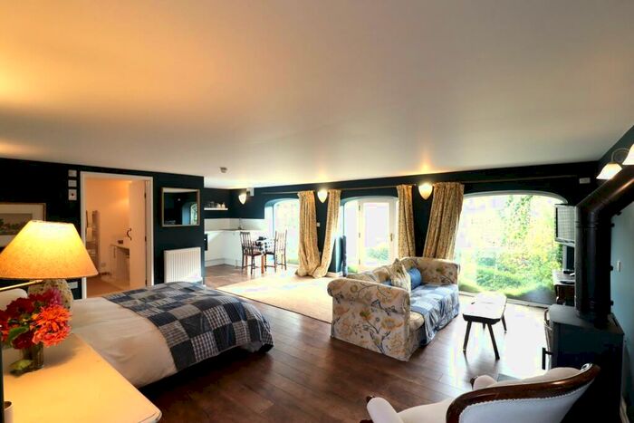 Studio To Rent In Pembroke, Sutton Mawr Farm, Nr Barry, CF62