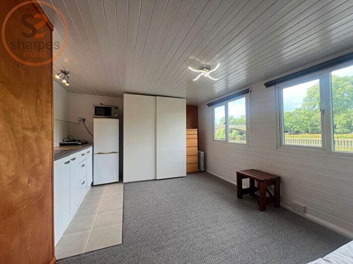 1 Bedroom Houseboat To Rent In Ducks Walk, Twickenham, Greater London, TW1