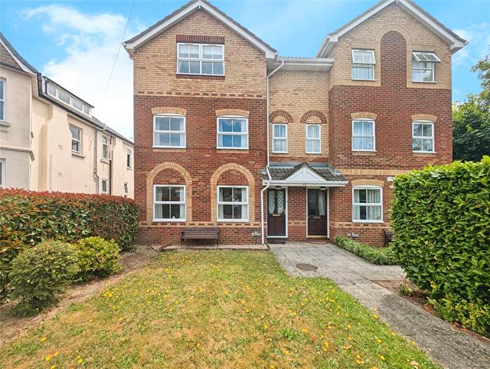 2 Bedroom Maisonette For Sale In Peartree Avenue, Southampton, Hampshire, SO19