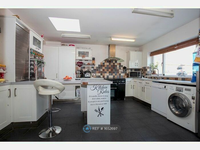 3 Bedroom Bungalow To Rent In Station Road, Slough, SL1