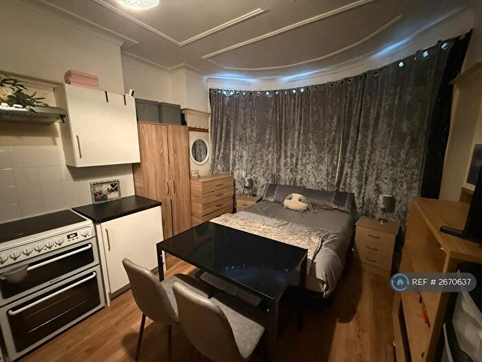 Studio To Rent In Berkshire Gardens, London, N13