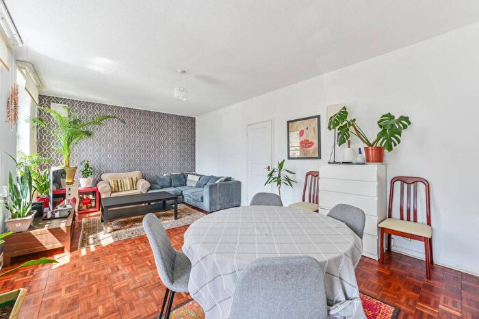 3 Bedroom Flat For Sale In Haythorn House, Vicarage Crescent, Battersea Square, London, SW11