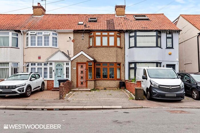 3 Bedroom Terraced House For Sale In River Avenue, Hoddesdon, EN11