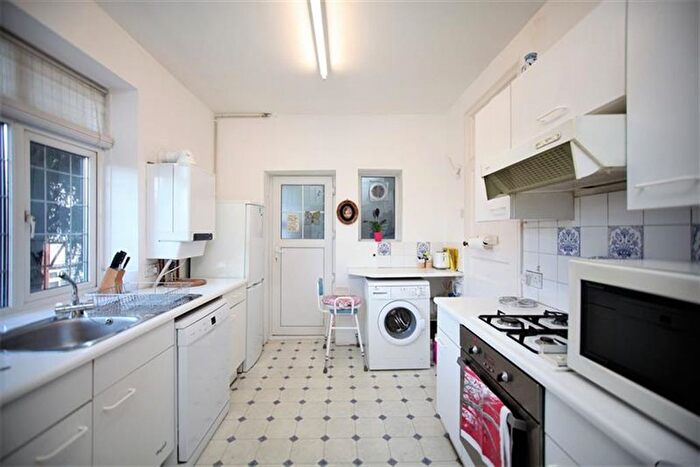 3 Bedroom Flat For Sale In Golders Court, Woodstock Road, NW11