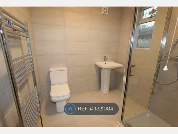 3 Bedroom Bungalow To Rent In Silverdale, Oakwood. Winchmore Hill EN2