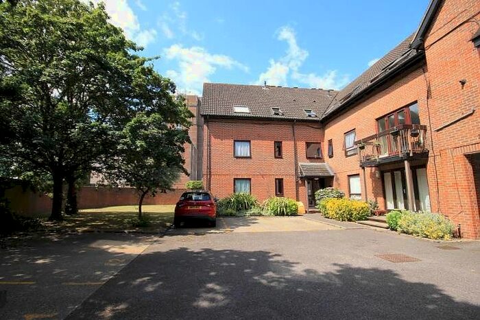 1 Bedroom Flat To Rent In The Oaks, Moormede Crescent, Staines-Upon-Thames, Middlesex, TW18