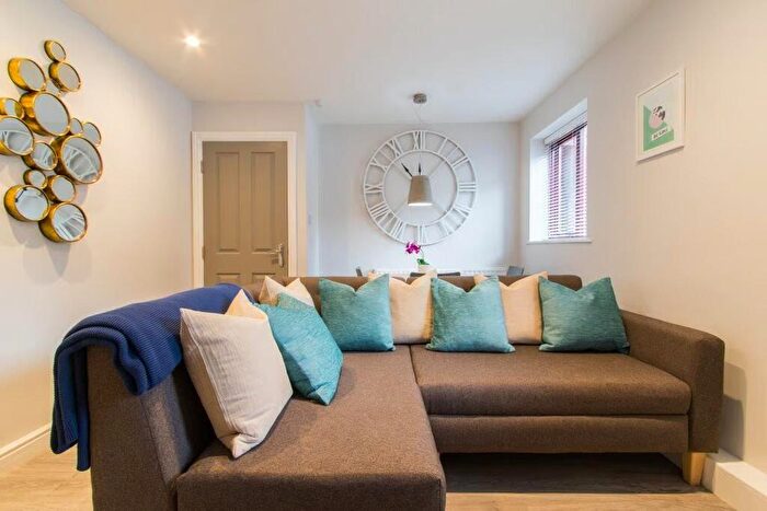 3 Bedroom House To Rent In + Rooms Available In Bed Property, Victoria Court Mews, LS6