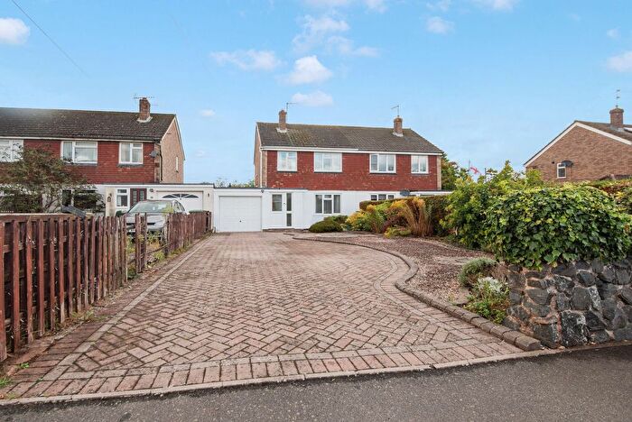 3 Bedroom Semi-detached House For Sale In Stonebow Road, Drakes Broughton, WR10