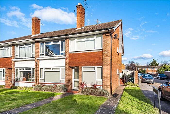 2 Bedroom Maisonette To Rent In Oak Grove, Sunbury, TW16