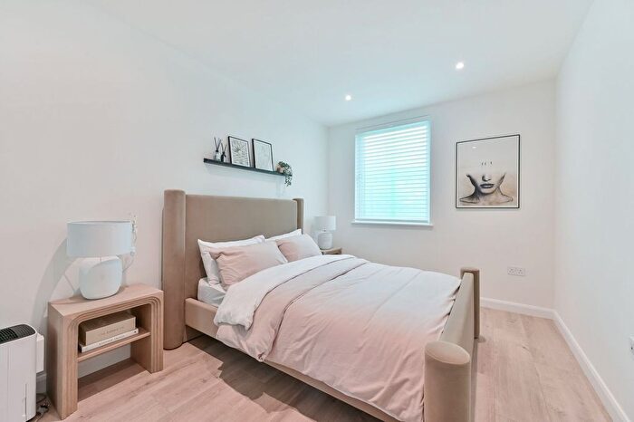 2 Bedroom Flat To Rent In Rufus Lodge, Earlsfield, Wimbledon, SW18