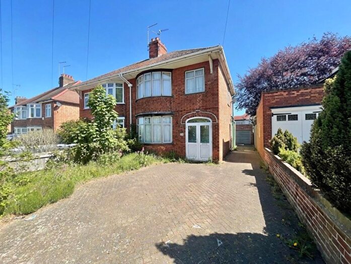3 Bedroom Semi-Detached House For Sale In Paston Lane, Peterborough, PE4