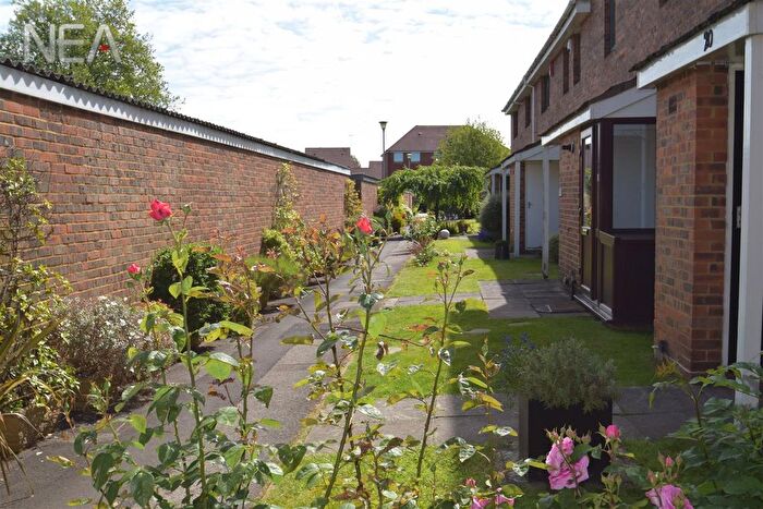2 Bedroom Flat To Rent In Cardinal Close, Caversham, Reading, RG4