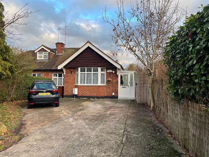 4 Bedroom Semi Detached Bungalow For Sale In Park Drive, Potters Bar, EN6