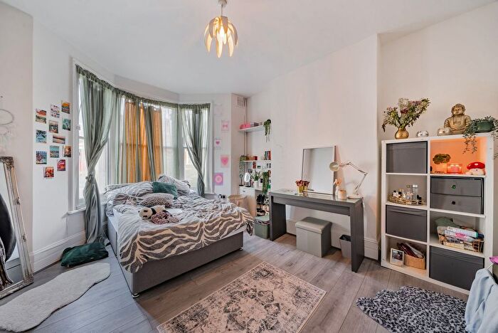 4 Bedroom Flat To Rent In Waller Road, London, SE14