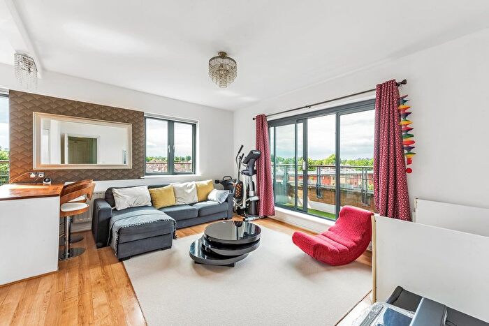 1 Bedroom Flat To Rent In Invermead Close, Stamford Brook, Hammersmith, W6